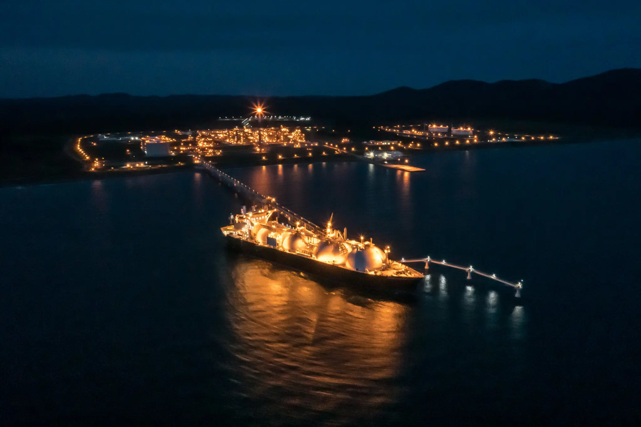 Газовоз заправляється із заводу зрідженого природного газу на острові Сахалін, Росія.